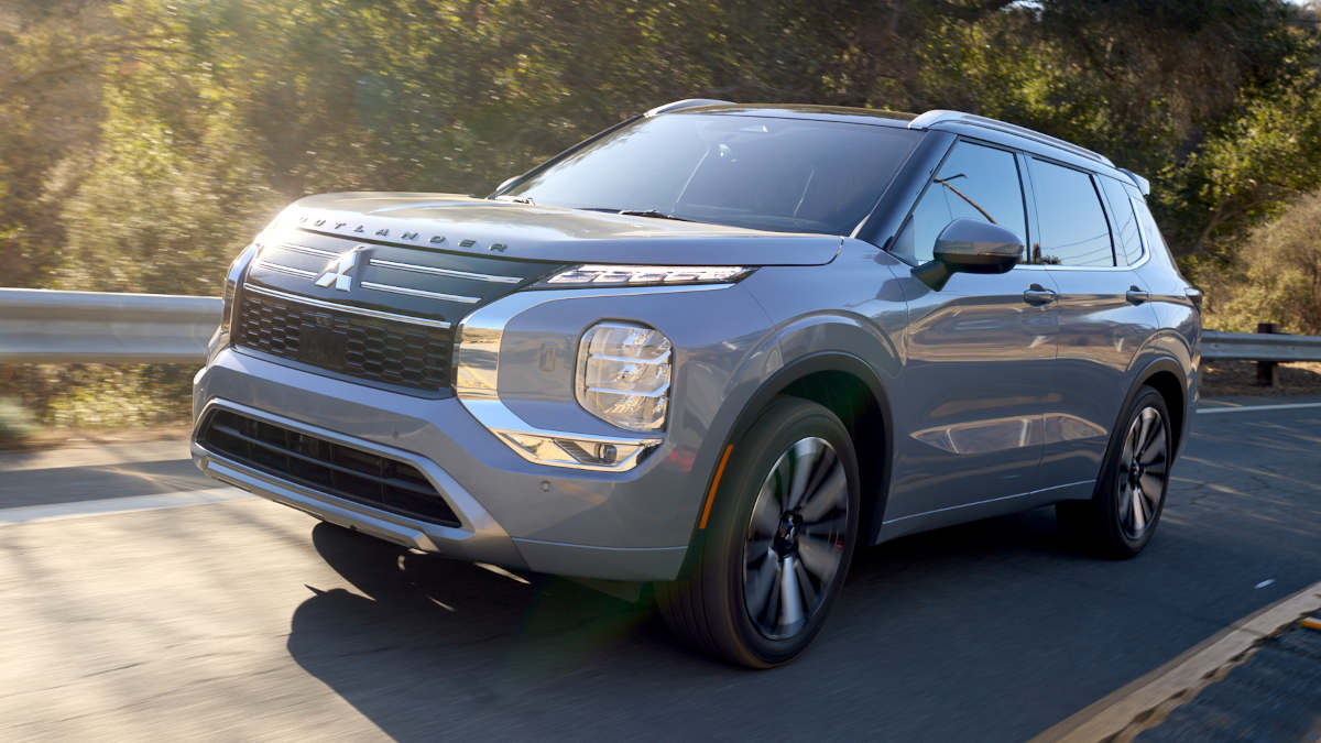 The 2026 Mitsubishi Outlander debuts with an all-new turbo mild-hybrid engine and upgraded tech. See full pricing and trim options here!