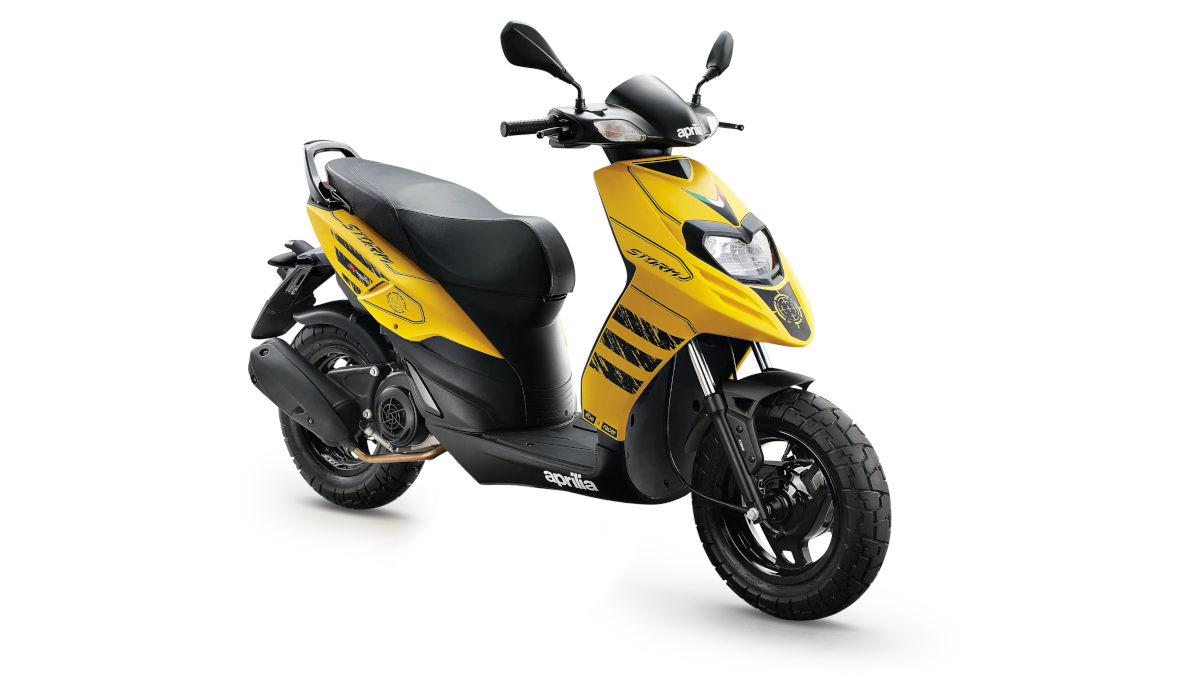 The sharp Aprilia SR 125 combines Italian superbike styling with unmatched urban agility and large 14-inch wheels. Click to read the full review!