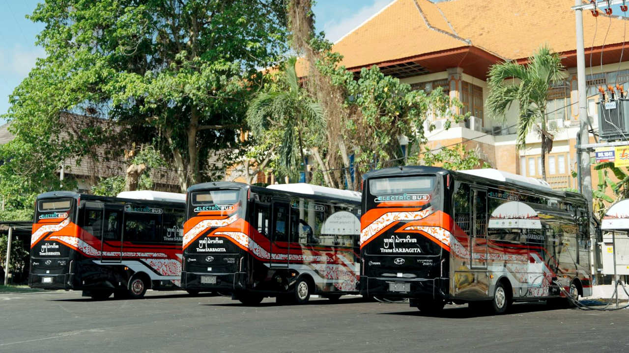 Hyundai Delivers 11 County EV Buses for Bali Transit