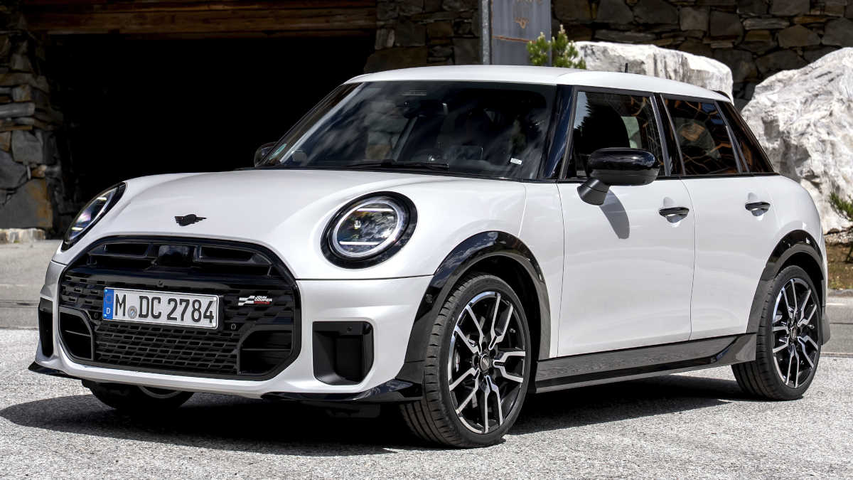MINI Cooper S 5-Door Debuts in Nanuq White With 204 HP
