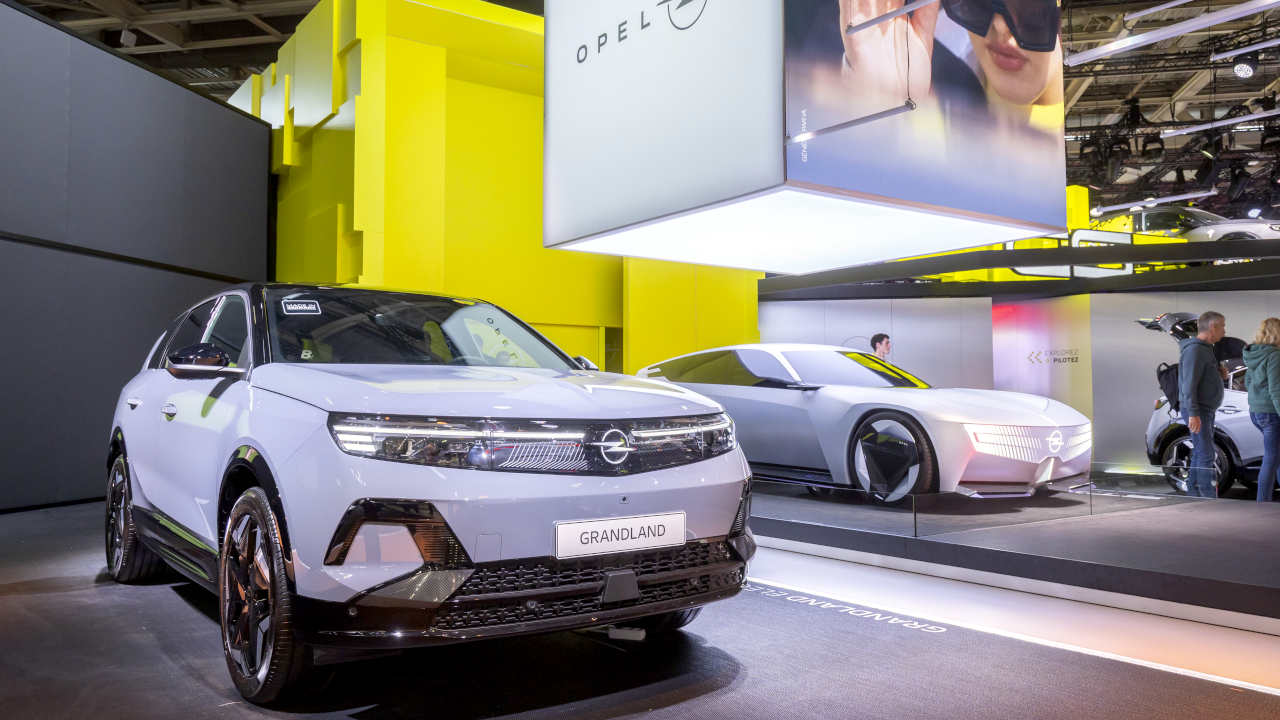 Opel Unveils 281 HP Mokka GSE and Grandland AWD