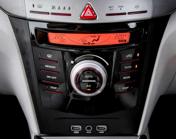 Mahindra XUV300 W8(O) 1.2 Petrol Dual Tone (2019 - 2024)