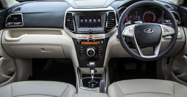 Mahindra XUV300 W8(O) 1.2 Petrol Dual Tone (2019 - 2024)